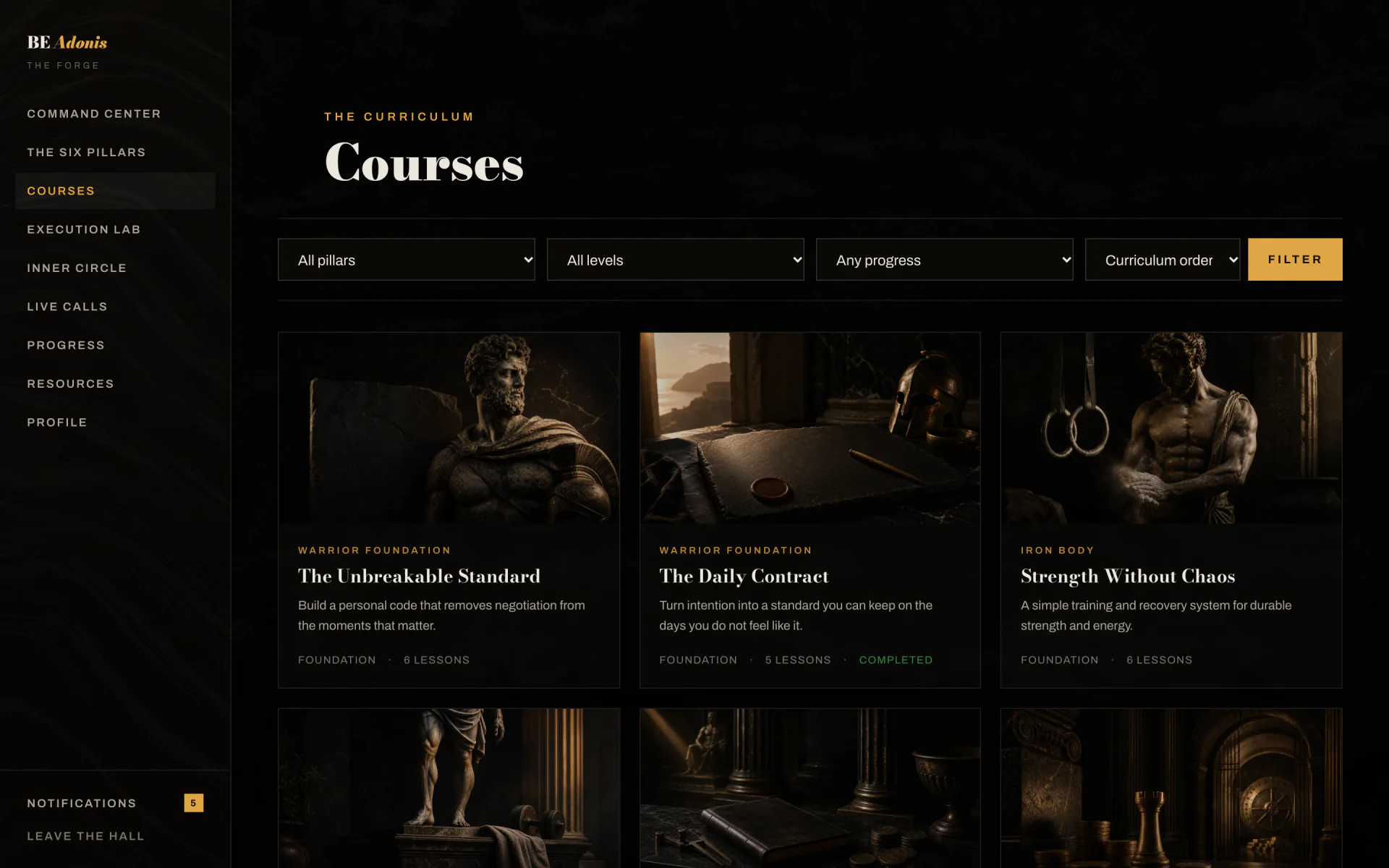 Biblioteca de cursos da Forge: filtros por pilar, nível e progresso sobre uma grelha de cartões de cursos
